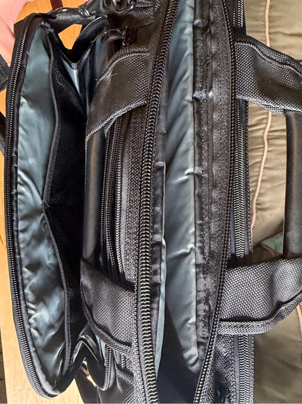 Brenthaven Sleek Black Laptop Briefcase with Padded Shoulder Strap - Picture 3 of 7